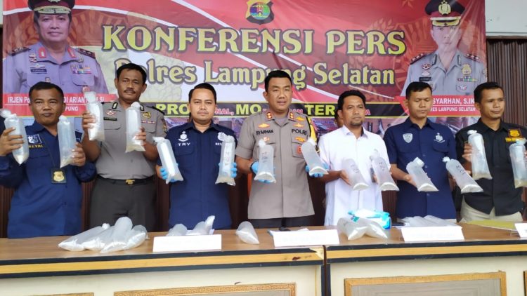 BENUR LOBSTER. Kapolres AKBP M Syarhan didampingi Kasat Reskrim Polres Lampung Selatan AKP Try Maradona menunjukkan barang bukti benur lobster yang diamankan dalam pers rilis di Mapolres setempat, Rabu (28/8). Benur lobster senilai Rp12,8 miliar itu diselundupkan dari Serang dengan tujuan Jambi. (LAMPUNG POST/PERDHANA WIBYSONO)