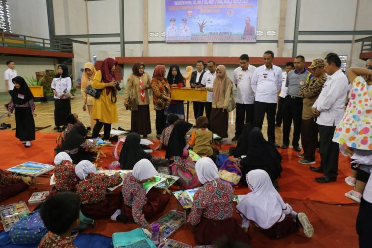 LOMBA DAUR ULANG. Pemerintah Kabupaten Lampung Barat menggelar lomba daur ulang sampah bagi siswa dalam memperingati Hari Lingkungan Hidup Sedunia di GOR Kawasan Sekuting Terpadu Liwa, Rabu (28/8). Kegiatan untuk menggugah kepedulian siswa terhadap lingkungan hidup. (DOKUMENTASI HUMAS PEMKAB LAMBAR)