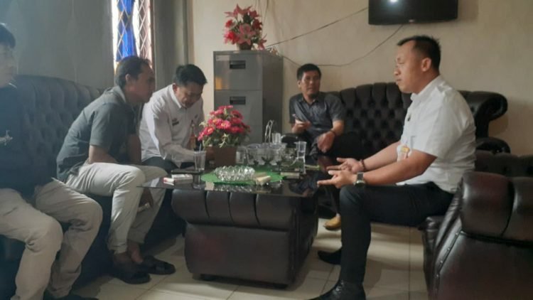 BERI KETERANGAN. Kabag Hukum Setkab Lampura, Hendri dan Kepala Diskominfo, Senny Lumi memberikan keterangan mengenai selebaran yang mencatut nama kepala daerah yang digunakan untuk mengeruk keuntungan di kantornya, Rabu (28/8). LAMPUNG POST/ FAJAR NOFITRA