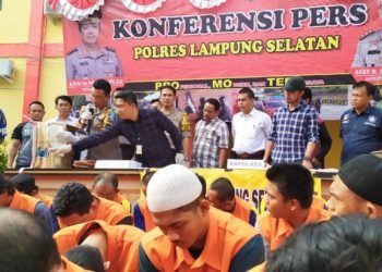 KONFERENSI PERS. Satresnarkoba Polres Lampung Selatan melangsungkan pengungkapan penyalahgunaan narkoba, Jumat (30/8). LAMPUNG POST/PERDHANA WIBYSONO