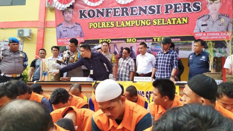 KONFERENSI PERS. Satresnarkoba Polres Lampung Selatan melangsungkan pengungkapan penyalahgunaan narkoba, Jumat (30/8). LAMPUNG POST/PERDHANA WIBYSONO