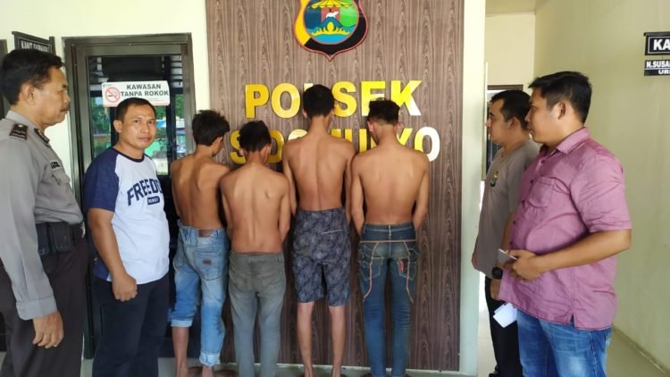 Para remaja yang tamatan SD itu mengaku sudah tujuh kali mencuri sepeda motor di Kecamatan Sidomulyo dan sekitarnya.