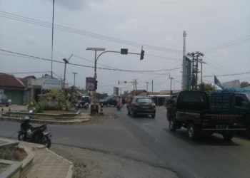 TIDAK BERFUNGSI. Traffic light di perempatan Kebunempat, Kotabumi, Lampung Utara, tidak berfungsi, Rabu (28/8). LAMPUNG POST/HARI SUPRIYONO