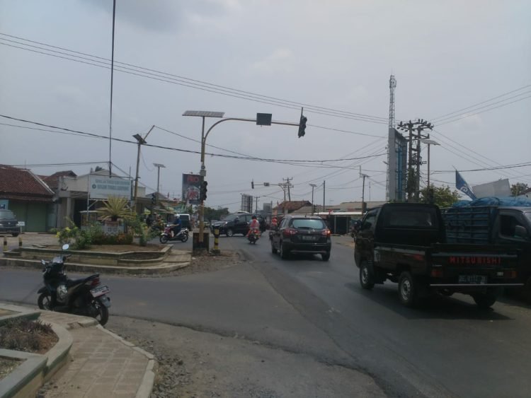 TIDAK BERFUNGSI. Traffic light di perempatan Kebunempat, Kotabumi, Lampung Utara, tidak berfungsi, Rabu (28/8). LAMPUNG POST/HARI SUPRIYONO