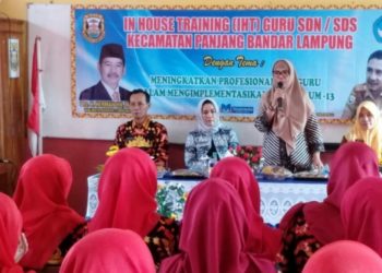 BUKA IHT. Sekretaris Dinas Pendidikan dan Kebudayaan Kota Bandar Lampung Eka Afriana (kedua dari kanan) membuka in house training (IHT) profesionalisme guru dalam implementasi kurikulum 2013, di SDN 1 dan 3 Panjang Utara, Kecamatan Panjang, Bandar Lampung, Jumat (2/8).
(LAMPUNG POST/FEBI HERUMANIKA)