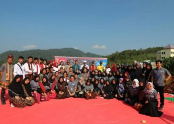 DIALOG MAHASISWA. Bupati Lampung Barat Parosil Mabsus berfoto bersama seusai berdialog dengan mahasiswa KKN Unila, di kawasan Kebun Raya Liwa, Lambar, Jumat (2/8). Parosil berharap mahasiswa KKN Unila dapat ikut mendukung dan membantu komitmen pelaksanaan program Pemkab Lambar.
(LAMPUNG POST/ELIYAH)