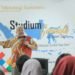PENELITI GLOBAL. Salah satu pendiri Institut Teknologi Sumatera yang saat ini menjabat rektor Universitas Pertamina Jakarta, Akhmaloka, memotivasi mahasiswa dan dosen Itera untuk menjadi peneliti global, saat mengisi stadium general bertajuk Gagasan Penelitian dari Sumber Daya Alam, di aula Gedung C, kampus Itera, Jumat (30/8). (Istimewa)