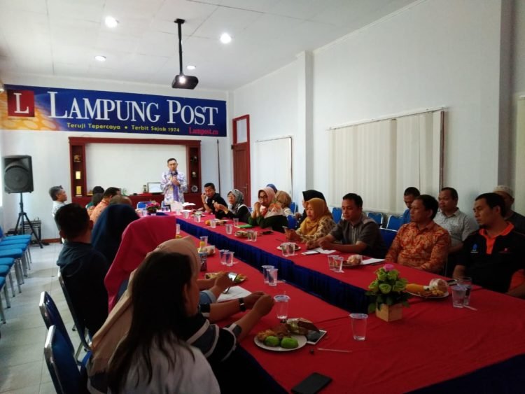 SEMINAR MOTIVASI. Pemateri dari Fakultas Psikologi UML, Tansri Adzlan Syah, memberikan materi motivasi dalam Seminar Self Change Management, di kantor harian Lampung Post, Jumat (30/8). (LAMPUNG POST/CHAIRIL ANWAR)