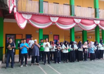 DOA BERSAMA. Seluruh panitia kurban yang terdiri atas perwakilan guru PG/TK, SD, SMP, SMA/SMK, dan staf Global Surya Islamic School berdoa bersama seusai membagikan daging kurban kepada warga sekitar, Senin (12/8).
(ISTIMEWA)