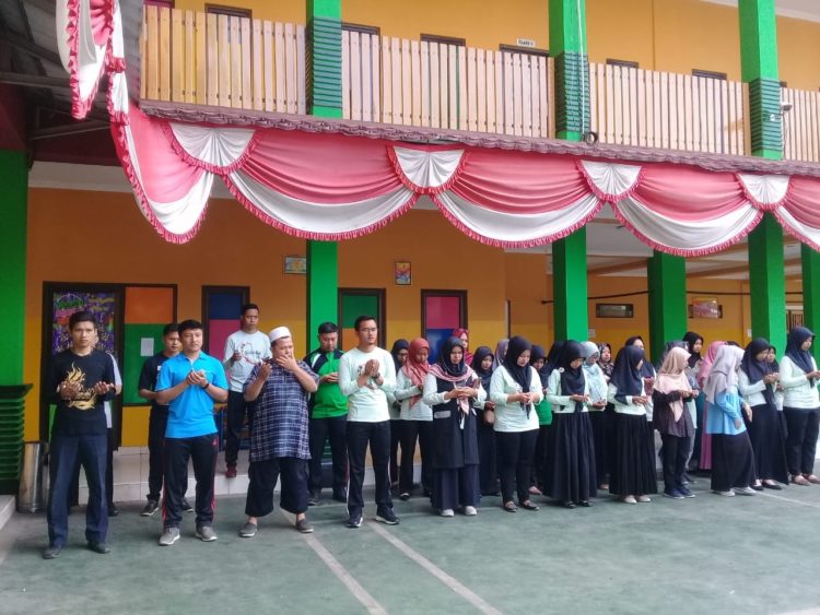 DOA BERSAMA. Seluruh panitia kurban yang terdiri atas perwakilan guru PG/TK, SD, SMP, SMA/SMK, dan staf Global Surya Islamic School berdoa bersama seusai membagikan daging kurban kepada warga sekitar, Senin (12/8).
(ISTIMEWA)