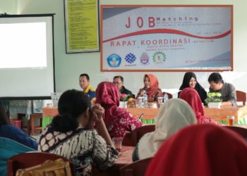 RAPAT KOORDINASI. Rapat koordinasi pelaksanaan Job Matching SMKN 8 Bandar Lampung yang akan dilaksanakan di sekolah tersebut, baru baru ini.
(DOK LAMPOST. CO)