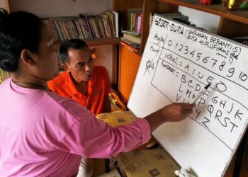 PEGIAT LITERASI. Syarifuddin Yunus, pegiat literasi penginisiasi program Geber Bura untuk memberantas buta aksara di Desa Sukaluyu, Bogor, Jawa Barat, beberapa waktu lalu.
(DOK. PRIBADI)