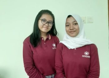 MERAIH EMAS. Tiara Salsabila (kiri) dan Anastasya Azzahra (kanan), siswi Kharisma Bangsa yang meraih emas di WICO 2019, Senin (5/8). Dua srikandi kelas XI SMA Kharisma Bangsa itu baru saja kembali dari World Invention Creativity Olympic (WICO) yang digelar 25—27 Juli 2019 di Seoul, Korea Selatan.
(MEDCOM.ID/CITRA LARASATI)