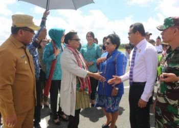 KUNJUNGAN KERJA. Menteri Pemberdayaan Perempuan dan Perlindungan Anak Yohana Susana Yembise mengunjungi Kabupaten Kepulauan Tanimbar, Maluku, Rabu (28/8). (MI)