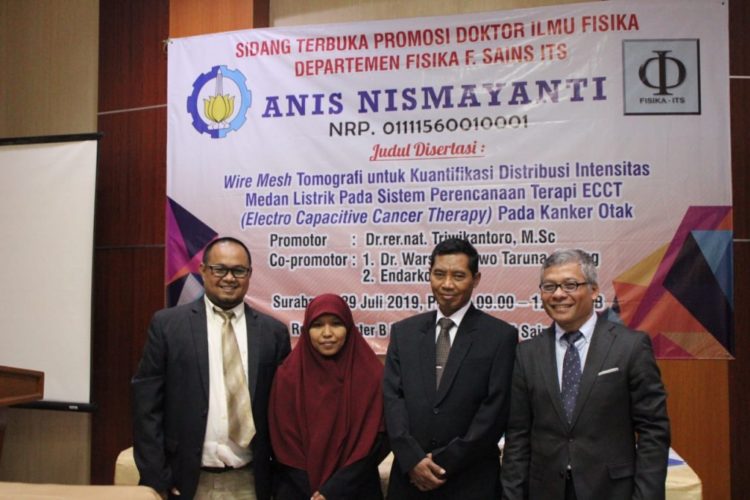 PENGOBATAN KANKER OTAK. Mahasiswa Institut Teknologi Sepuluh Nopember Surabaya, Anis Nismayanti (tengah), berhasil melakukan penelitian mengenai pengembangan teknologi dengan memanfaatkan medan listrik sebagai metode pengobatan kanker otak. Dia menjalani disertasi Si3-nya di Departemen Fisika Fakultas Sains ITS dengan promotor Triwikantoro serta co-promotor Endarko dan Warsito Purwo Taruno. (DOK.ITS)