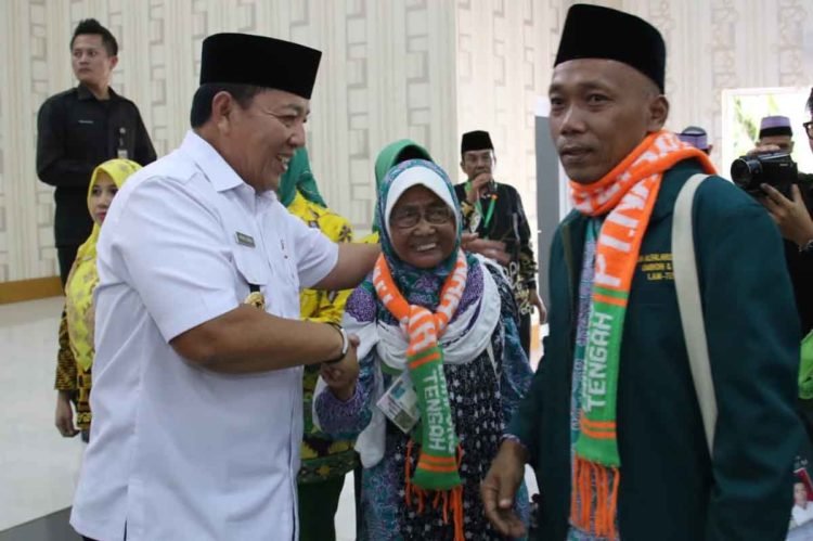 SAMBUT JEMAAH HAJI LAMPUNG. Gubernur Lampung Arinal Djunaidi menyambut kepulangan jemaah haji kloter pertama asal Lampung di Asrama Haji Rajabasa Bandar Lampung, Rabu (21/8). Rombongan yang pertama tiba ini merupakan jemaah yang tergabung dalam kloter 5 asal Lampung tengah.
n DOK PEMPROV LAMPUNG