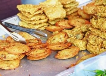 Pedagang gorengan harus memutar otak agar tetap bisa berjualan,dengan cara mengecilkan ukuran dampak tingginya harga minyak goreng.
