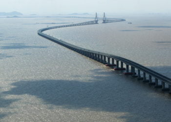 Jembatan Berlubang Bahayakan Pengendara 