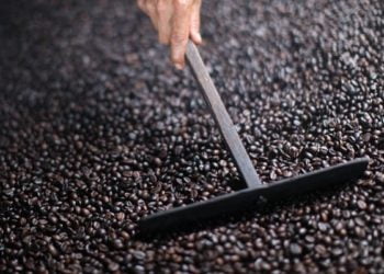 Robusta coffee beans are roasted at a coffee plantation in Magelang, Central Java, Indonesia. Photographer: Dimas Ardian/Bloomberg