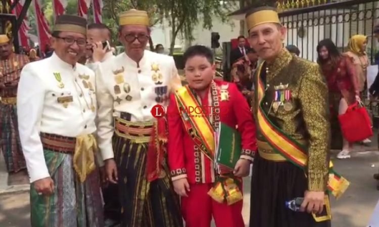 Pangeran Alprinse berfoto bersama saat menghadiri undangan Presiden Joko Widodo dalam upacara peringatan HUT ke-73 Proklamasi Kemerdekaan RI tahun lalu. (foto: Dok)