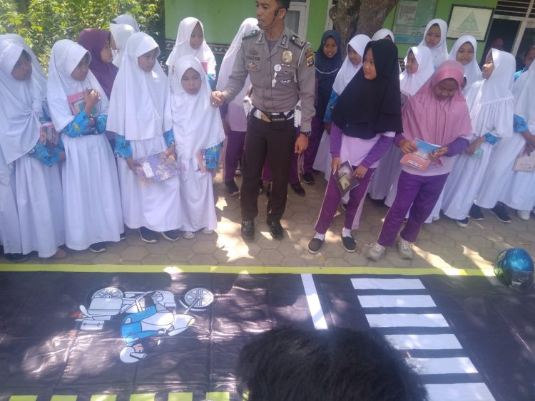 Aqua Tanggamus Kampanyekan Keamanan Jalan Raya di Sekolah Dasar