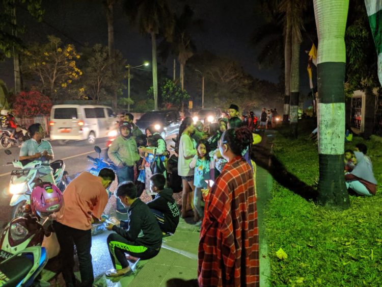 Warga mengungsi  di pinggir jalan di depan Kantor Gubenur Lampung sesaat setelah terjadi gempa, Jumat (2/8).