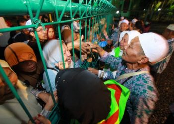 KEDATANGAN JEMAAH HAJI. Warga menyambut kedatangan jemaah haji Indonesia asal Banjarmasin dan Hulu Sungai Selatan di Asrama Haji Debarkasi Banjarmasin, Banjarbaru, Kalimantan Selatan, Selasa (20/8). Untuk jemaah haji kloter pertama Lampung JKG 5 Lampung Tengah yang berjumlah 410 direncanakan tiba sore hari ini (21/8) di Lampung. ANTARA FOTO/BAYU PRATAMA S