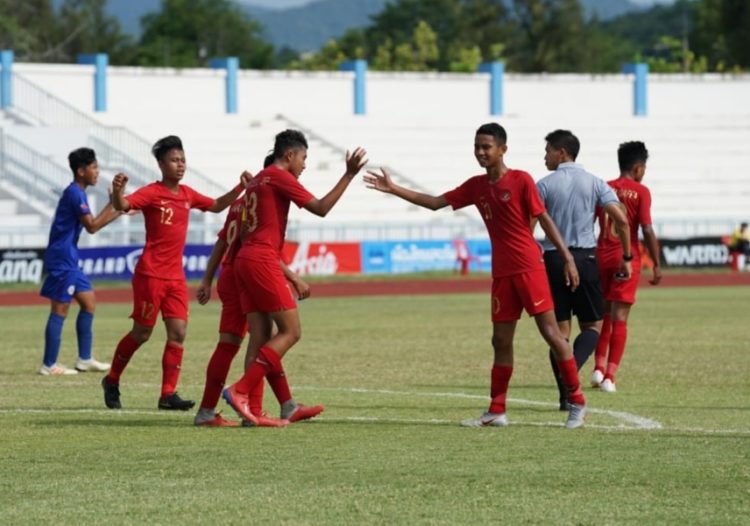 MENANG 4-0. Pemain Tim Nasional Indonesia U-15 melakukan selebrasi usai mencetak gol ke gawang Filipina pada lanjutan Piala AFF U-15 2019 di IPE Stadium, Chonburi, Thailand, Jumat (2/8). Tim Nasional Indonesia U-15 kembali mendapatkan hasil positif usai memetik kemenangan 4-0 atas Filipina.DOK PSSI