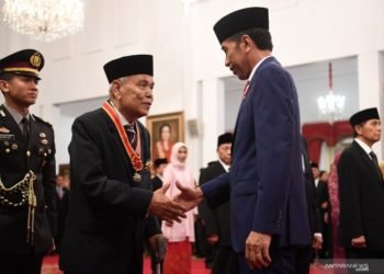 PENERIMA BINTANG MAHAPUTERA. Presiden Joko Widodo (kanan) menyalami Ketua Mahkamah Agung periode 2009—2012 Harifin Andi Tumpa seusai menyerahkan tanda kehormatan Bintang Mahaputera Utama di Istana Negara Jakarta, Kamis (15/8). Presiden menyerahkan tanda kehormatan Bintang Mahaputera Utama kepada 4 putra terbaik bangsa, 4 menerima Bintang Mahaputera Naraya, 15 menerima Bintang Jasa Utama, 2 menerima Bintang Jasa Pratama, 1 menerima Bintang Jasa Naraya, dan 3 Bintang Budaya Parama Dharma.
(ANTARA/WAHYU PUTRO A)