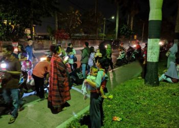 GEMPA. Warga mengungsi di pinggir jalan menggunakan mobil bak terbuka usai terjadi gempa dan imbauan adanya potensi tsunami di depan Kantor Gubenur Lampung, Jumat (2/8). Badan Meteorologi, Klimatologi, dan Geofisika (BMKG) menyebut gempa tersebut memiliki magnitudo 7,4 dan berpusat di wilayah barat daya Sumur, Banten.
LAMPUNG POST/IKHSAN DWI NUR SATRIO