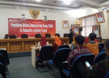 TATA NASKAH DINAS. Penyuluh dari Kantor Bahasa Lampung menyampaikan materi Bahasa Indonesia dalam Tata Naskah Dinas pada penyuluhan bahasa Indonesia yang digelar di Aula Kopiah Mas, Gunungsugih, Lamteng, Kamis (22/8). (DOKUMENTASI HUMAS PEMKAB LAMTENG)