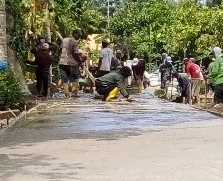 JALAN COR. Warga Pekon Banjarejo, Kecamatan Banyumas, Kabupaten Pringsewu, melakukan pengerjaan jalan cor di pekon setempat. (DOKUMENTASI PEKON BANJAREJO)