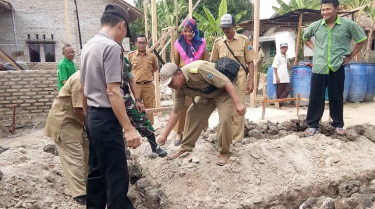 BEDAH RUMAH. Kepala Desa Palasaji, Kecamatan Palas, Lampung Selatan, Herri Susanto bersama Camat Palas Rika Wati, dan uspika saat meluncurkan program bedah rumah di Dusun 4 Desa Palasaji, Selasa (6/8). Pada program perdana yang diluncurkan Pemdes Palasaji membedah tiga rumah. (LAMPUNG POST/ARMANSYAH)