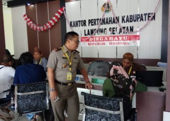 PELAYANAN 74 MENIT. Kepala Kantor Pertanahan Lampung Selatan Sismanto tengah melihat pelaksanaan program pelayanan 74 menit, Selasa (20/8). (LAMPUNG POST/JUWANTORO)