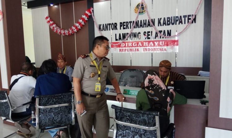 PELAYANAN 74 MENIT. Kepala Kantor Pertanahan Lampung Selatan Sismanto tengah melihat pelaksanaan program pelayanan 74 menit, Selasa (20/8). (LAMPUNG POST/JUWANTORO)