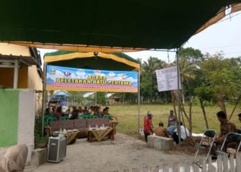 CSR MULTINASIONAL. Proyek percontohan (pilot project) Indonesia Terang Lembaga Pengembangan CSR Indonesia (LPCI) di Pesisir Barat ditandai dengan peletakan batu pertama pembangunan fisik talut di Pekon Kampungjawa, Kecamatan Pesisir Tengah, Selasa (13/8). CSR untuk 20 pekon tersebut dialokasikan dana Rp8,5 miliar. (LAMPUNG POST/YON FISOMA)