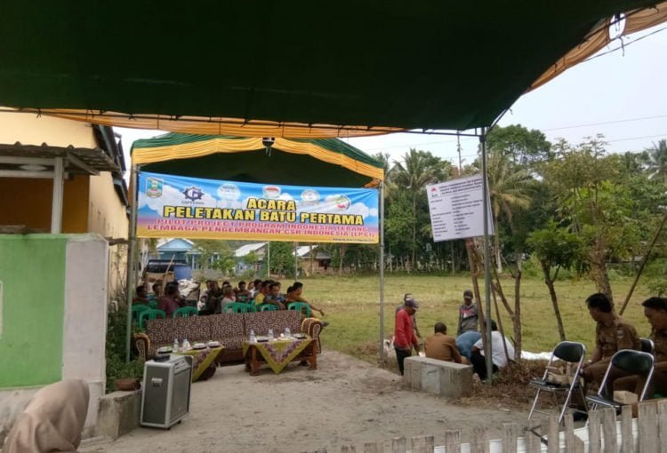 CSR MULTINASIONAL. Proyek percontohan (pilot project) Indonesia Terang Lembaga Pengembangan CSR Indonesia (LPCI) di Pesisir Barat ditandai dengan peletakan batu pertama pembangunan fisik talut di Pekon Kampungjawa, Kecamatan Pesisir Tengah, Selasa (13/8). CSR untuk 20 pekon tersebut dialokasikan dana Rp8,5 miliar. (LAMPUNG POST/YON FISOMA)