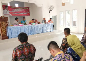 EVALUASI DANA DESA. Kepala Dinas Pemberdayaan Masyarakat Desa Kabupaten Lampung Selatan, Rohadian saat memberikan sambutan pada monitoring dan evaluasi dana desa di Aula Kantor Camat Palas, Jumat (2/8). Kadis menyatakan proyek yang bersumber dari dana desa tidak boleh dikerjakan kontraktor atau rekanan. (LAMPUNG POST/ARMANSYAH)