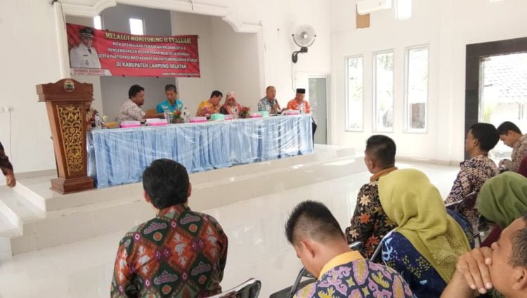 EVALUASI DANA DESA. Kepala Dinas Pemberdayaan Masyarakat Desa Kabupaten Lampung Selatan, Rohadian saat memberikan sambutan pada monitoring dan evaluasi dana desa di Aula Kantor Camat Palas, Jumat (2/8). Kadis menyatakan proyek yang bersumber dari dana desa tidak boleh dikerjakan kontraktor atau rekanan. (LAMPUNG POST/ARMANSYAH)