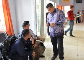 PERLU DITINGKATKAN. Bupati Dendi Ramadhona berbincang dengan warga yang sedang mengurus adminduk di kantor Dinas Kependudukan dan Catatan Sipil (Disdukcapil) Pesawaran, Pesawaran, Kamis (29/8). Pelayanan di kantor Disdukcapil harus terus ditingkatkan. (LAMPUNG POST/PUTRA PANCASILA SAKTI)