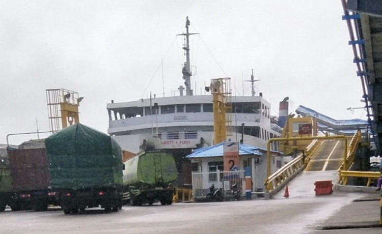 MASIH LANCAR. Sejumlah truk memasuki sebuah feri yang akan menyeberang ke Pelabuhan Merak, Senin (12/8). Meski Selat Sunda dilanda gelombang tinggi dan angin kencang, pelayanan penyeberangan masih berjalan normal. (LAMPUNG POST/AAN KRIDOLAKSONO)