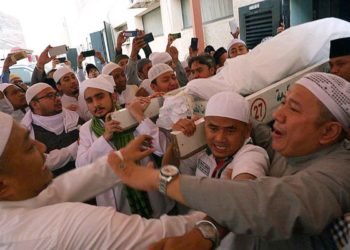 Umat muslim mengangkat jenazah KH Maimun Zubair (Mbah Moen) seusai dimandikan di Masjid Muhajirin Khalidiyah, Mekkah, Selasa (6/8/2019). Jenazah selanjutnya akan disemayamkan di Kantor Urusan Haji Daker Syisyah, Mekah lalu disalatkan di Masjidil Haram dan dimakamkan di Kota Mekah. ANTARA/Hanni Sofia
