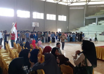 GELADI RESIK. Sejumlah panitia dan mahasiswa melakukan geladi resik persiapan wisuda dan sidang senat STAI Ibnu Rusyd Kotabumi, Lampung, di GOR Sukung, Minggu (4/8).  Selain wisuda yang digelar hari ini (5/8) juga dilakuakn sidang senat yang dihadiri sejumlah pejabat. (LAMPUNG POST/FAJAR NOFITRA)