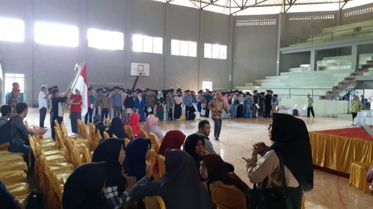 GELADI RESIK. Sejumlah panitia dan mahasiswa melakukan geladi resik persiapan wisuda dan sidang senat STAI Ibnu Rusyd Kotabumi, Lampung, di GOR Sukung, Minggu (4/8).  Selain wisuda yang digelar hari ini (5/8) juga dilakuakn sidang senat yang dihadiri sejumlah pejabat. (LAMPUNG POST/FAJAR NOFITRA)