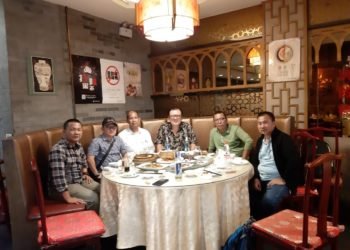 FOTO BERSAMA. Sebelum menyantap makan malam, rombongan pimpinan media dari Lampung berfoto bersama di Rumah Makan Ten Yi Li di Kota Taiyuan, Provinsi Shanxi, Tiongkok. (DOK LAMPUNG POST)