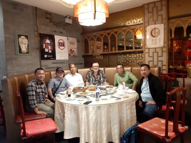 FOTO BERSAMA. Sebelum menyantap makan malam, rombongan pimpinan media dari Lampung berfoto bersama di Rumah Makan Ten Yi Li di Kota Taiyuan, Provinsi Shanxi, Tiongkok. (DOK LAMPUNG POST)