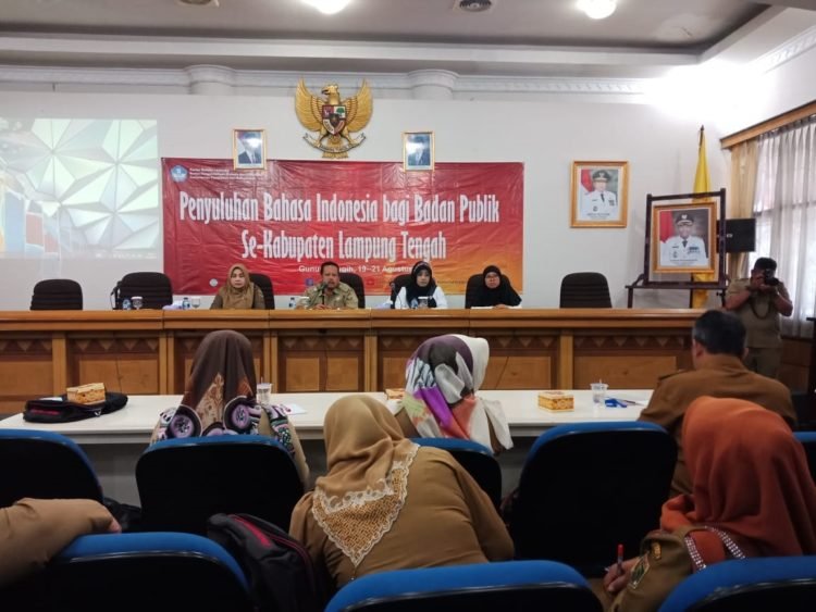 PENYULUHAN BAHASA. Asisten Bidang Pemerintahan dan Kesejahteraan Rakyat Eko Dian Susanto saat penyuluhan bahasa Indonesia bagi penjabat publik, di Kantor Bahasa Lampung, Senin (19/8).
(LAMPUNG POST/CHAIRIL ANWAR)