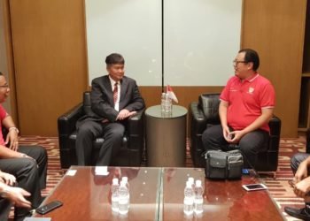 TERIMA KUNJUNGAN. Konsul Jenderal RI untuk Shanghai Deny W Kurnia (jas hitam) menerima kunjungan para pemimpin media dari Lampung, di Kantor KJRI Shanghai, Tiongkok, Sabtu (17/8). (DOKUMENTASI LAMPUNG POST)