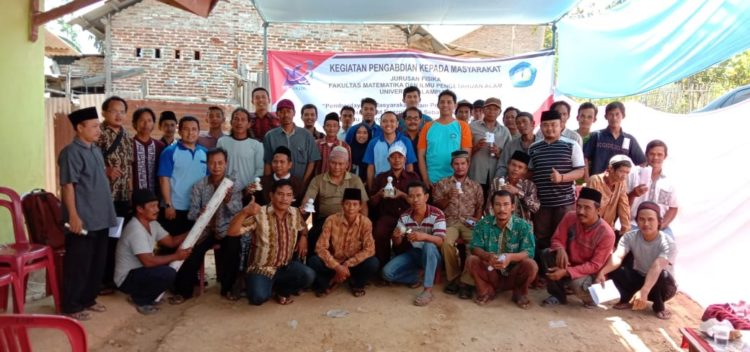 PENGABDIAN MASYARAKAT. Tim pengabdian kepada masyarakat Jurusan Fisika, Fakultas Matematika dan Ilmu Pengetahuan Alam, Universitas Lampung bersama warga Dusun Sakal, Desa Tanjungbaru, Kecamatan Merbaumataram, Lampung Selatan.  (ISTIMEWA)