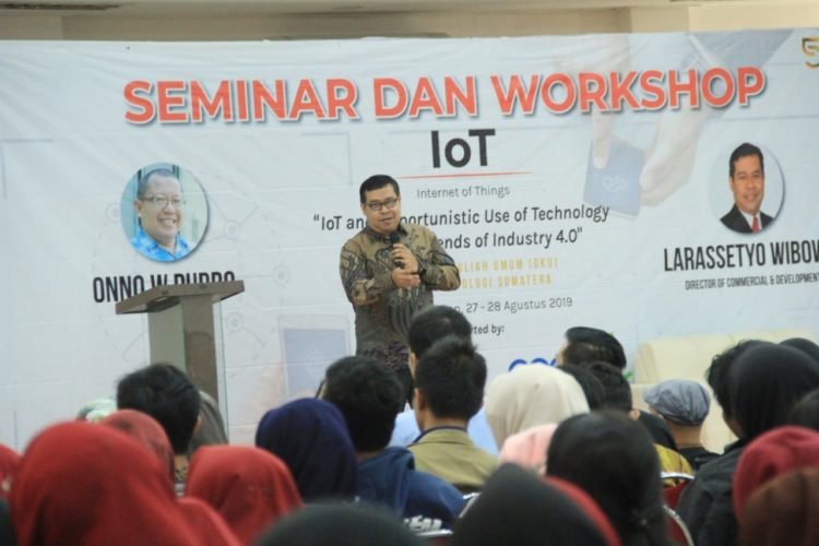 SAMPAIKAN MATERI. Director of Commercial and Development PT PGAS Telekomunikasi Nusantara Larassetyo menyampaikan materi dalam seminar dan workshop internet of things yang diadakan UPT TIK Institut Teknologi Sumatera, di aula gedung kuliah umum kampus setempat, Selasa (27/8). (DOK ITERA)